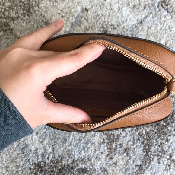 SOLD! Tory Burch Emerson Round Crossbody - Picture 4 of 6